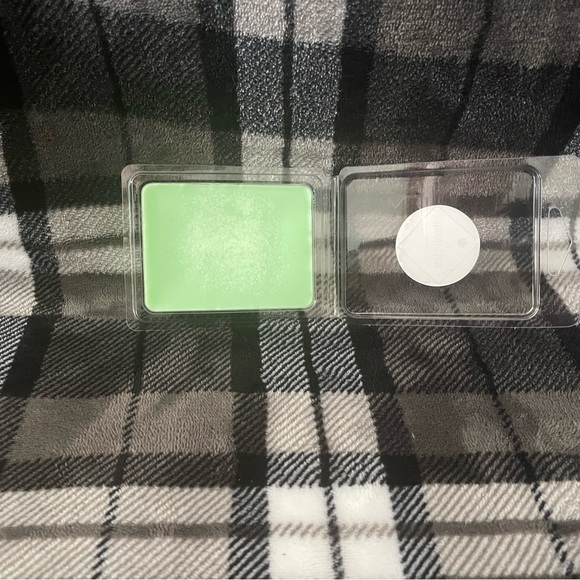 Handcrafted Olive’s Candles Honeydew Mango Wax Melt. - Picture 4 of 4